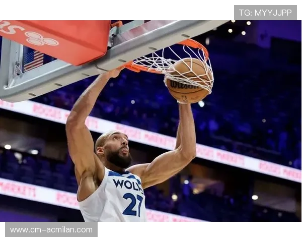 戈贝尔双手封盖镇守禁区，让对手完全无计可施